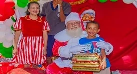 YCB entrega presentes de Natal para crianças da Vila Brandão